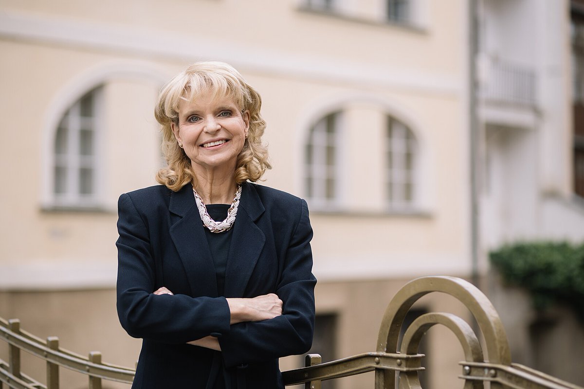 Paní Jana Matesová, dle mého první dáma české ekonomiky, dnes po 13 hod na ČT24.
Nechybí 80 miliard na dálnice, ale chybí 80 miliard na předvolební sliby, kterými vábilo ANO voliče.
Trefa!!!! Přesněji se to říci nedá.
Jana Matesová je úžasná žena na úrovni.