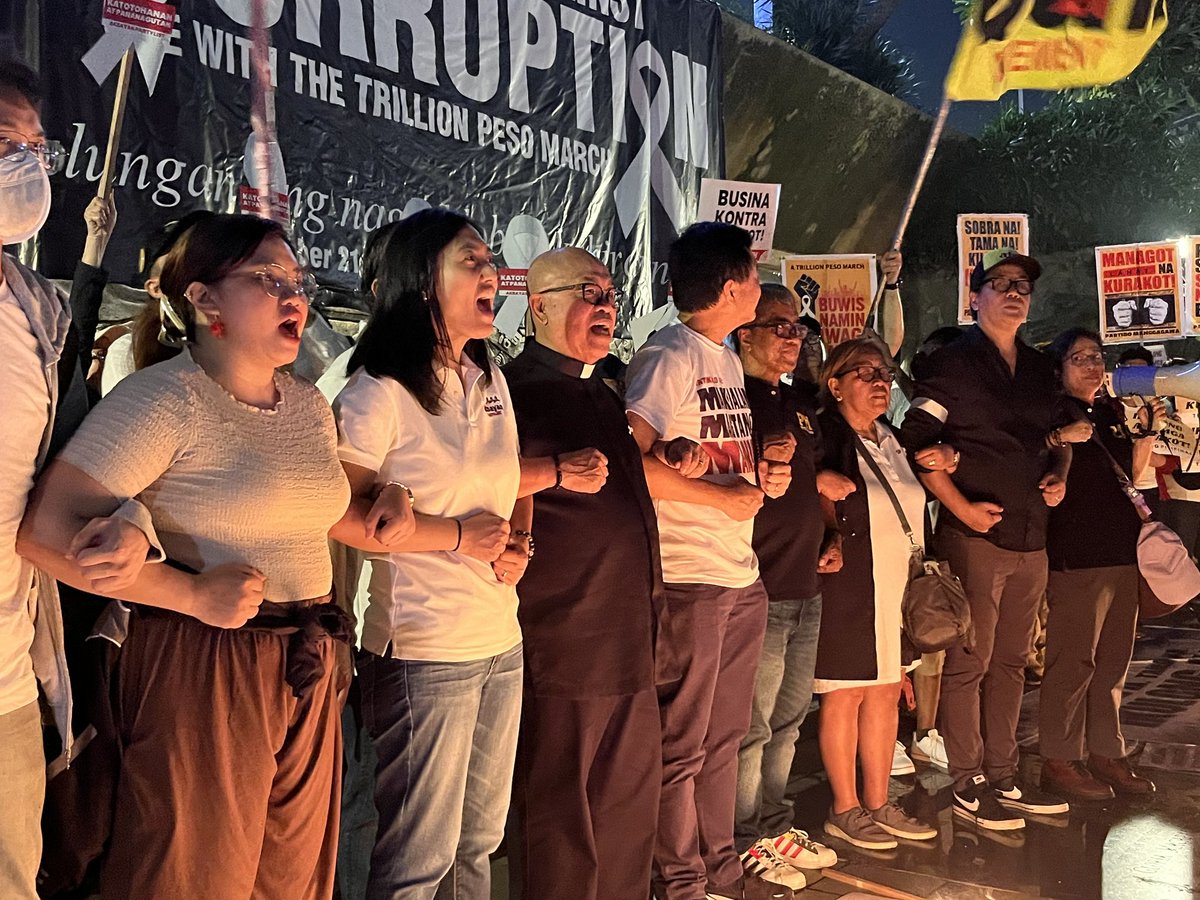 AkbayanParty's tweet image. 𝗟𝗜𝗪𝗔𝗡𝗔𝗚 𝗦𝗔 𝗗𝗜𝗟𝗜𝗠

Nagtapos ang unang linggo ng ating White Ribbon Friday sa isang taimtim na candle lighting—sagisag ng ating paninindigan para sa katotohanan at pananagutan. 🕯️✨

#AkbayanPartylist