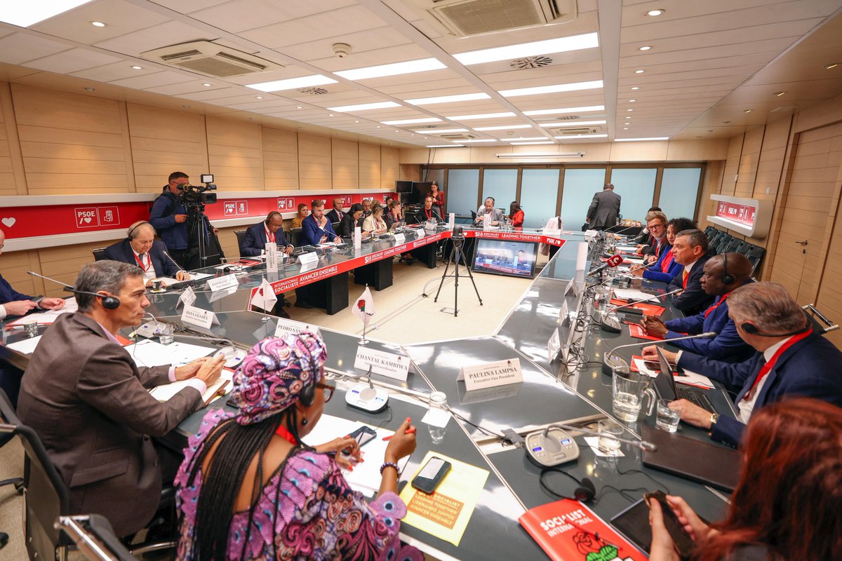 Bugün Madrid’de Sosyalist Enternasyonal Prezidyum Toplantımızı gerçekleştiriyoruz. Toplantı öncesinde İspanya Başbakanı ve Sosyalist Enternasyonal Başkanı dostum Pedro Sanchez ile bir araya geldik.

Demokrasi dayanışması artık bir tercih değil, zorunluluktur. Dünyanın her yerinde