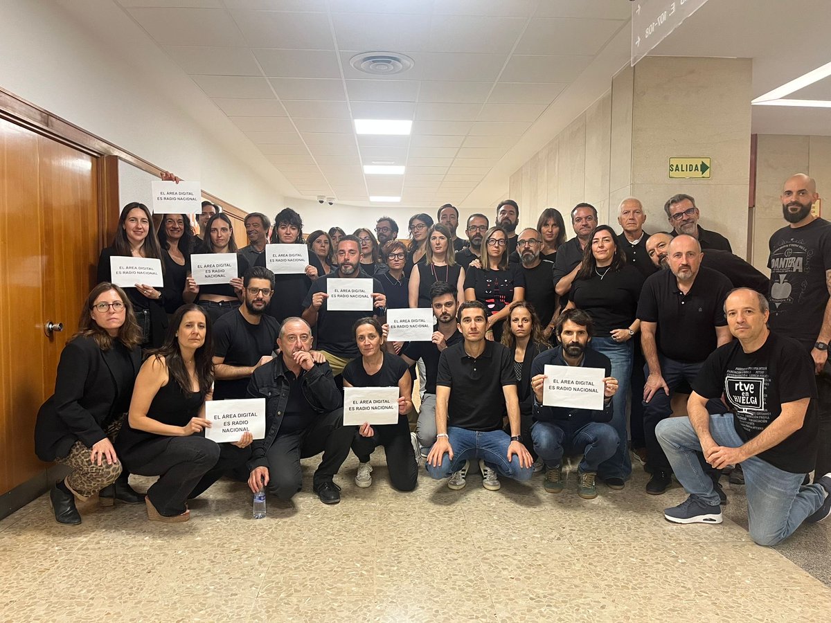 Laura Barrachina (@laurabarrachina) on Twitter photo De vuelta a mi casa, a la radio pública, y a los #viernesnegros en defensa del servicio público, del respeto a nuestra carrera profesional y a nuestra trayectoria. #salvemosRNE De vuelta a mi casa, a la radio pública, y a los #viernesnegros en defensa del servicio público, del respeto a nuestra carrera profesional y a nuestra trayectoria. #salvemosRNE