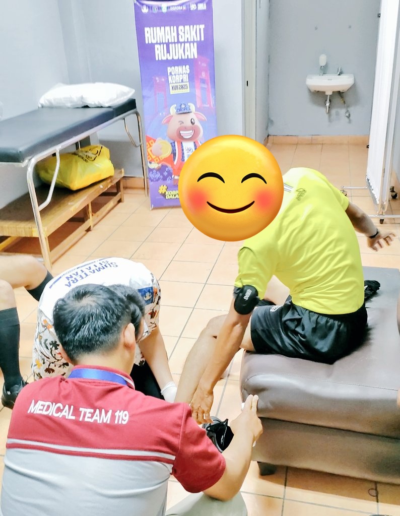 Penanganan sigap Tim Medis 119 di #PORNASKORPRI2025! 🩺🚑
​atlet Futsal  telah dirujuk untuk penanganan lebih lanjut ke Rumah Sakit.
​Keselamatan dan kesehatan atlet adalah prioritas utama kami. Semoga cepat pulih dan kembali beraktivitas! 🙏
​#TimMedisSigap #FutsalPornas