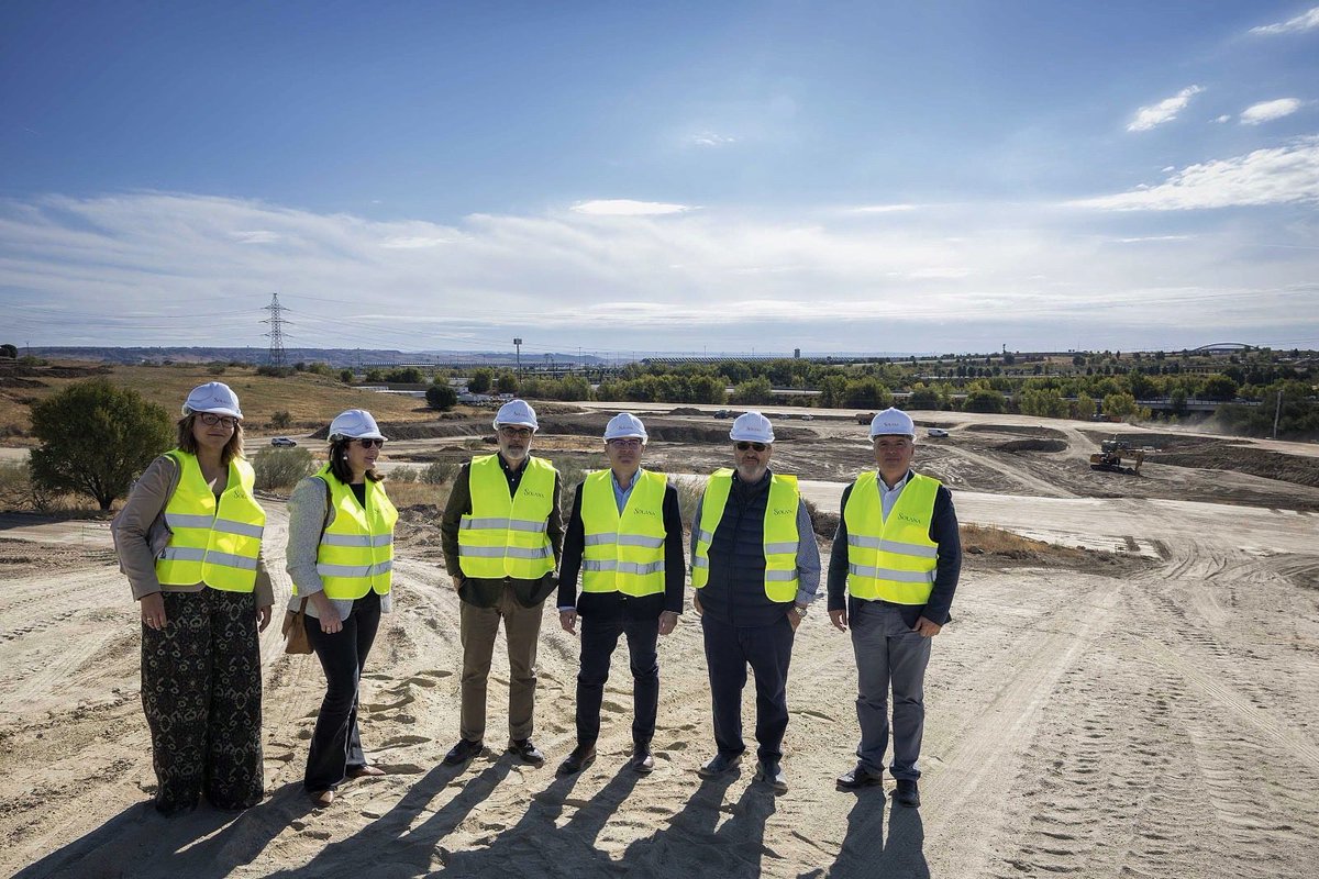 Álvaro González López (@alvaroglopez) on Twitter photo 🏗️ Avanza el desarrollo de La Solana de Valdebebas, un ámbito clave en el norte de @Madrid con 1.400 futuras viviendas, que hoy he visitado junto a <a href="/JMDHortaleza/">Distrito Hortaleza</a> 
La Junta de Compensación prevé que los primeros vecinos lleguen en 2028 #ViviendaMadrid 🏗️ Avanza el desarrollo de La Solana de Valdebebas, un ámbito clave en el norte de @Madrid con 1.400 futuras viviendas, que hoy he visitado junto a <a href="/JMDHortaleza/">Distrito Hortaleza</a> 
La Junta de Compensación prevé que los primeros vecinos lleguen en 2028 #ViviendaMadrid