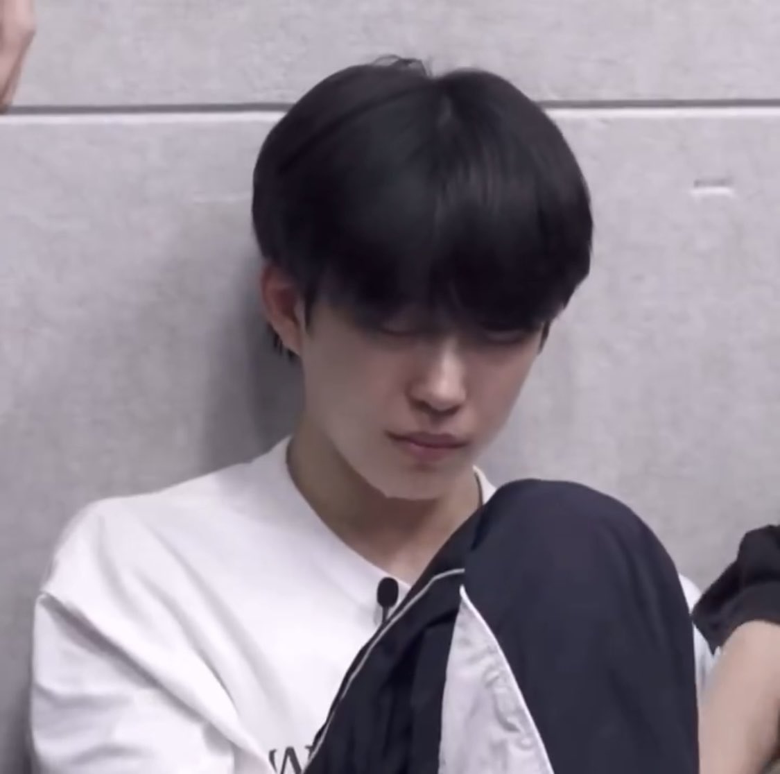 gmaaaatq's tweet image. 키키치 어렷을때 큰 귀때문에 괴롭힘을 당해서 고집이세고 자기중심적으로바꼇대 그래서 다시 괴롭힘을 당하지않으려고 우정을절대안쌓는대

아진짜..존나웃겨서 처돌아버리겠어