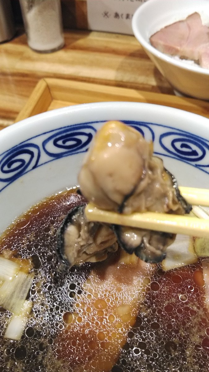 ハちゃんラーメン@大門

特製秋刀魚昆布水つけ麺(醤油Ver.)＋🍚
しごおわ🚋
ニボコンロスなこの頃😥
秋の新限定を🙄
まず秋刀魚のTPに目が行くものの🙄
つけ出汁の中からお宝ザクザク😍
🦆🐓🐷全ての🥩が旨すぎ🤤
🦪までインしてた😳
秋刀魚より🥩圧倒
正に宝石箱や～😋

🙏ごちそうさまでしたm(_ _)m