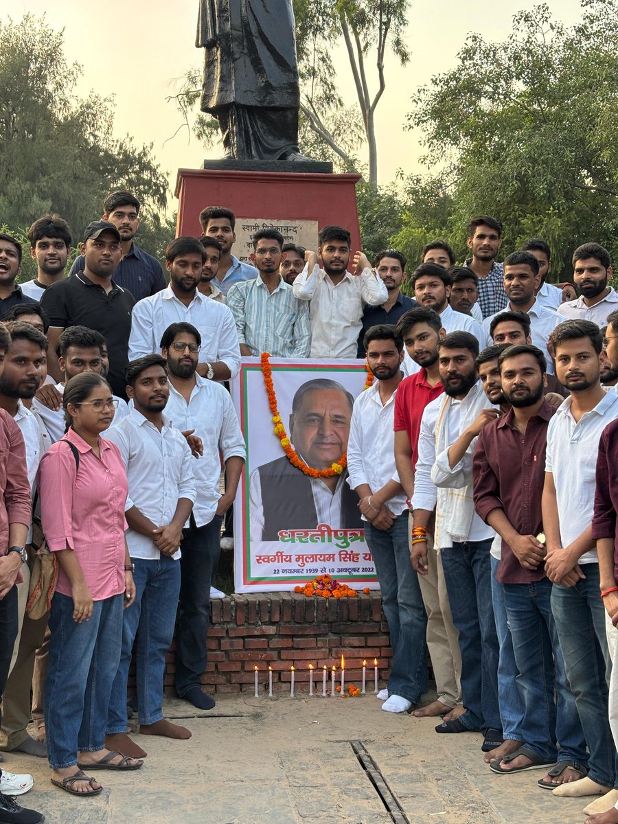 rahuljhanslaa's tweet image. आज विश्वविद्यालय परिसर में समाजवादी नेता, भारत के पूर्व रक्षामंत्री एवं उत्तर प्रदेश के पूर्व मुख्यमंत्री श्रद्धेय श्री मुलायम सिंह जी यादव की पुण्यतिथि पर आयोजित श्रद्धांजलि सभा में सम्मिलित होकर पुण्यात्मा को अपने श्रद्धासुमन अर्पित किए।

#mulayamsinghyadavji