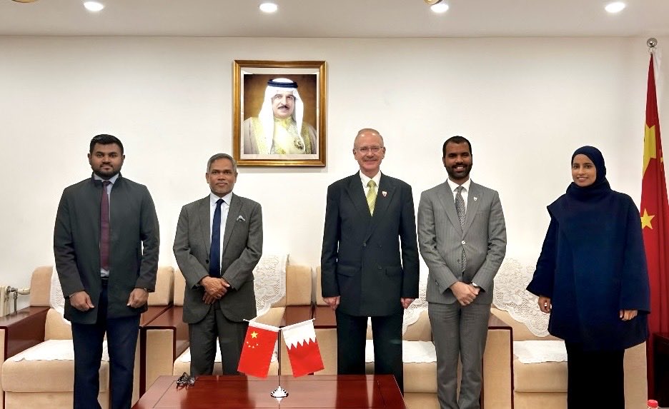 Ambassador <a href="/FazeelNajeeb/">Fazeel Najeeb 🇲🇻</a> met with the Ambassador of Kingdom of Bahrain to China and reflected on the bilateral and economic cooperation between both countries.