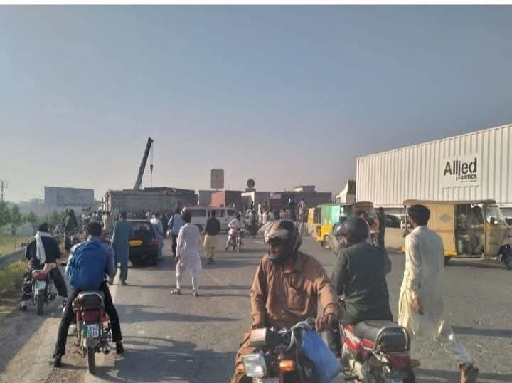 ahtisham_sk's tweet image. #TLPMarchForPalestine 
TLP ko peaceful protest ka haq ha Islamabad Jana ka haq ha PMLN ku ruk rhi ha ab tu #TLP fasad be ni kr rhi? ku un pr goliya chalai ku un ky leader ko arrest kiya 144 in #Punjab for 10day roads bnd by govt kia PMLN ko haq bs protest &amp;amp; jalsy ka #MaryamNawaz