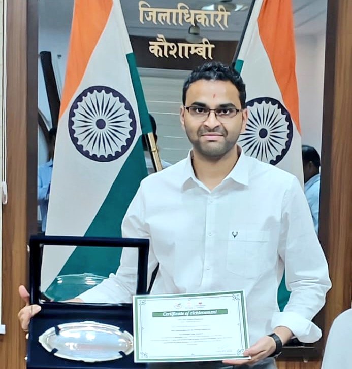 deo__kaushambi's tweet photo. 🏆 @LBSNAA_Official में आयोजित कार्यक्रम में @DMKaushambi श्री मधुसूदन हुलगी को @NITIAayog के "Agriculture&amp;Allied Services" अंतर्गत #SoilHealthCard का उपयोग कर खेती में निर्णय लेने के
#NFSChallengeCase_2025 पर देश में #1stRank प्राप्त करने पर पुरस्कृत किया गया। 🌾
@CMOfficeUP https://t.co/CKBaBVDmsk