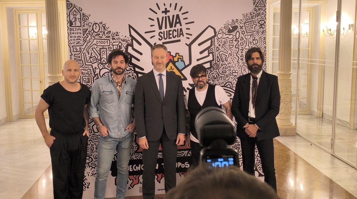 🇸🇪 A este ritmo el siguiente paso es que incluyan la estantería Murciä en el catálogo de IKEA

📷 <a href="/VivaSuecia/">Viva Suecia</a> estrechando lazos con el <a href="/EmbajadorSuecia/">Per-Arne Hjelmborn, Embajador de Suecia en España</a> durante la presentación del disco 'Hecho en tiempos de paz' en la embajada