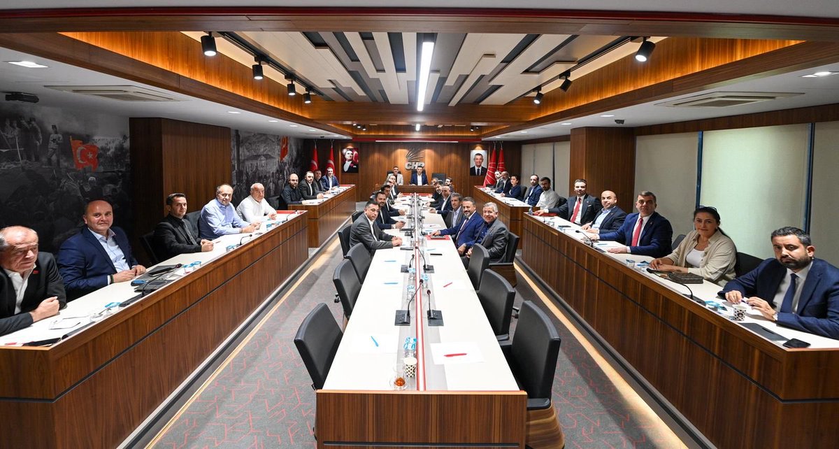 Gücümüzü halkımızdan, cesaretimizi haklılığımızdan alıyoruz.

İstanbul İlçe Başkanlarımızla bir araya gelerek değerlendirme toplantımızı gerçekleştirdik. Katkı ve emekleri için tüm yol arkadaşlarıma teşekkür ediyorum.