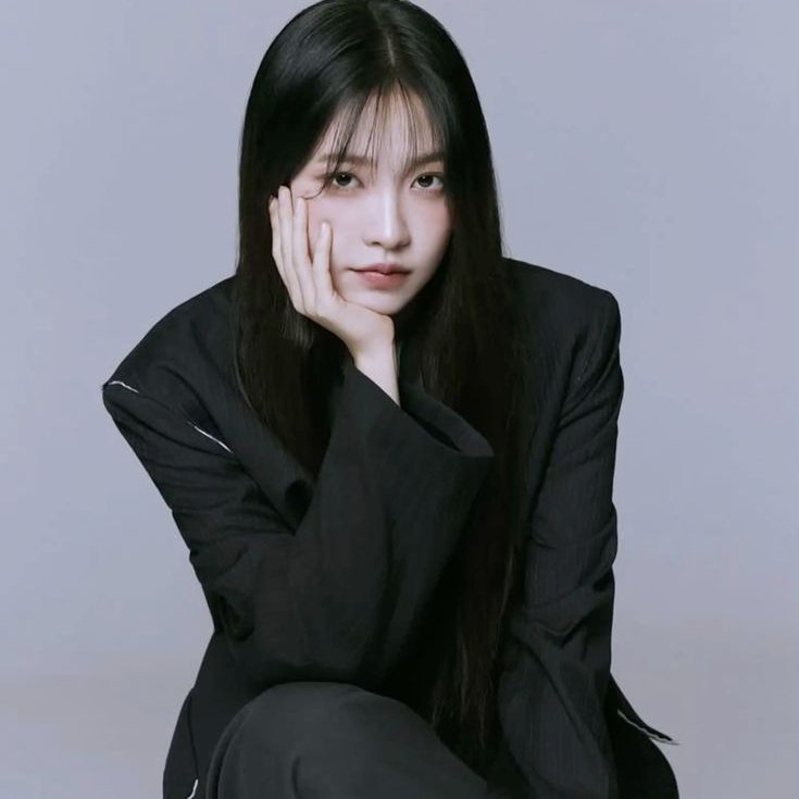 Kim Yerim has been announced as the lead female actress in the webtoon adaptation Azure Spring. 

#YERI will be starring alongside Kang Sangjun in Haenam's webtoon adaptation Azure Spring, which tells the story of female divers.