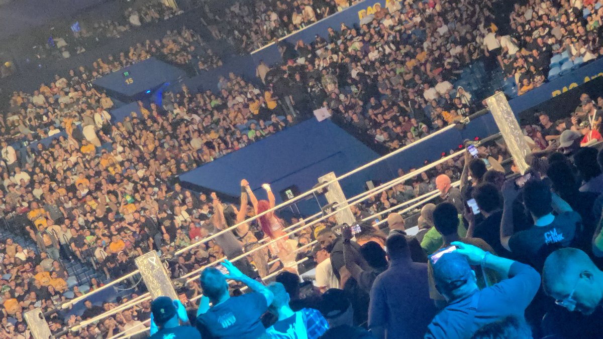 rhea_forever's tweet image. Rhiyo at #wwesmackdown at Australia 🇦🇺