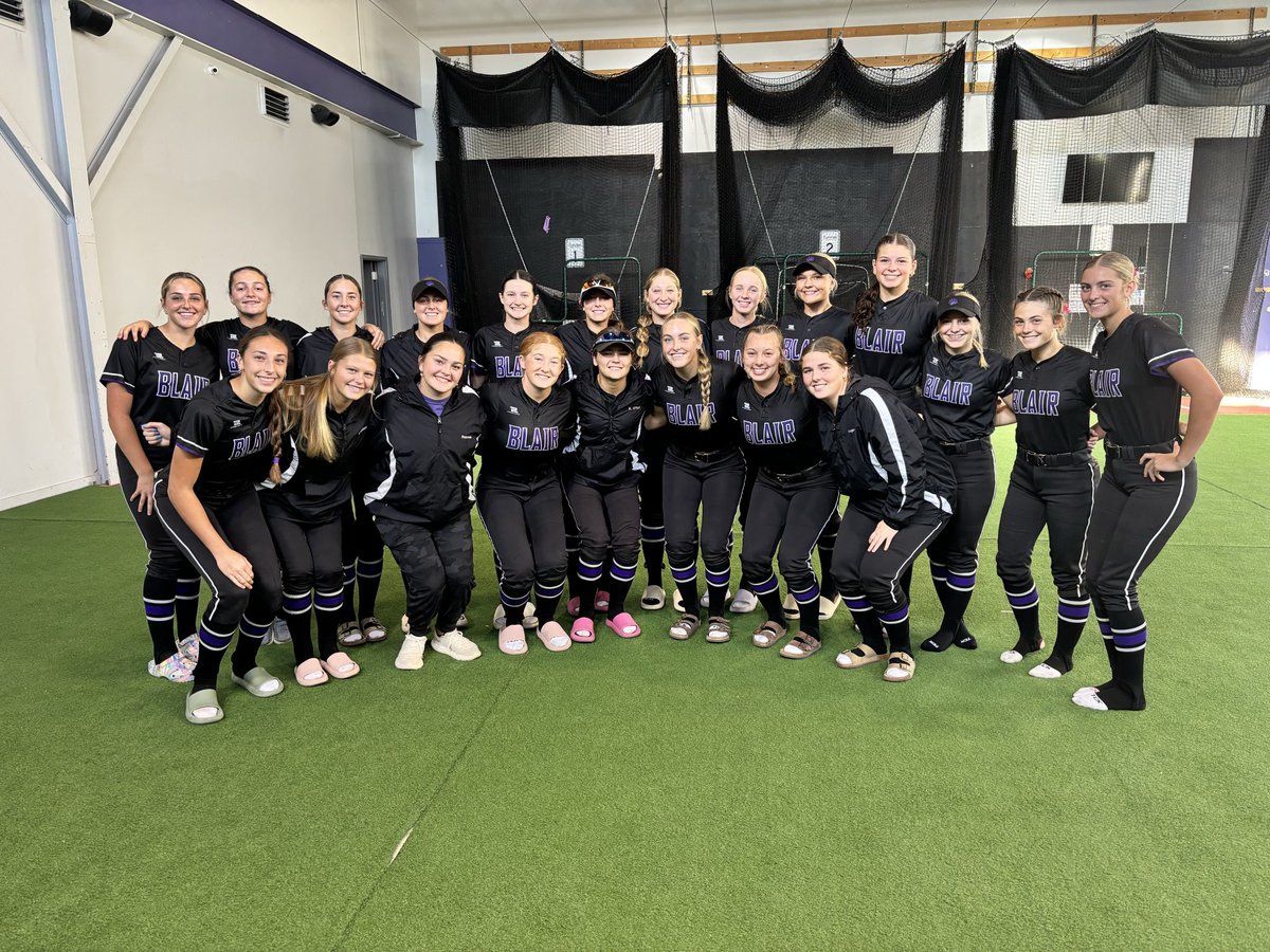 Today's the day! 

The Bears are fighting for ✌🏻 wins today against the Wolves to punch their ticket to Hastings next week. 

It'll be a tough EMC battle but the girls were fueled by our awesome parent crew this morning and are ready to go! 💪🏼 

🥎 Game 1 starts at 11:00 AM
🥎