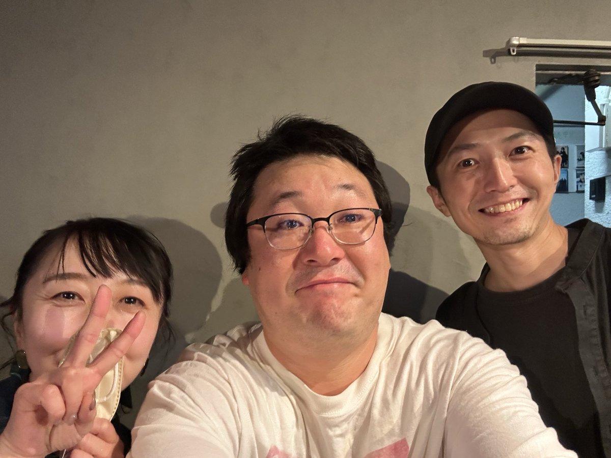 両班共に初日を迎えることができました、ご観劇いただいたみなさまありがとうございます、あと6ステージ、丁寧に精一杯！！
楽しみたいと思います！！
まだお席ご用意できるので、よければよろしくお願いします(^^)
写真は観に来て下さった皆様と(^^)

#サラブレ
#オノデラマン