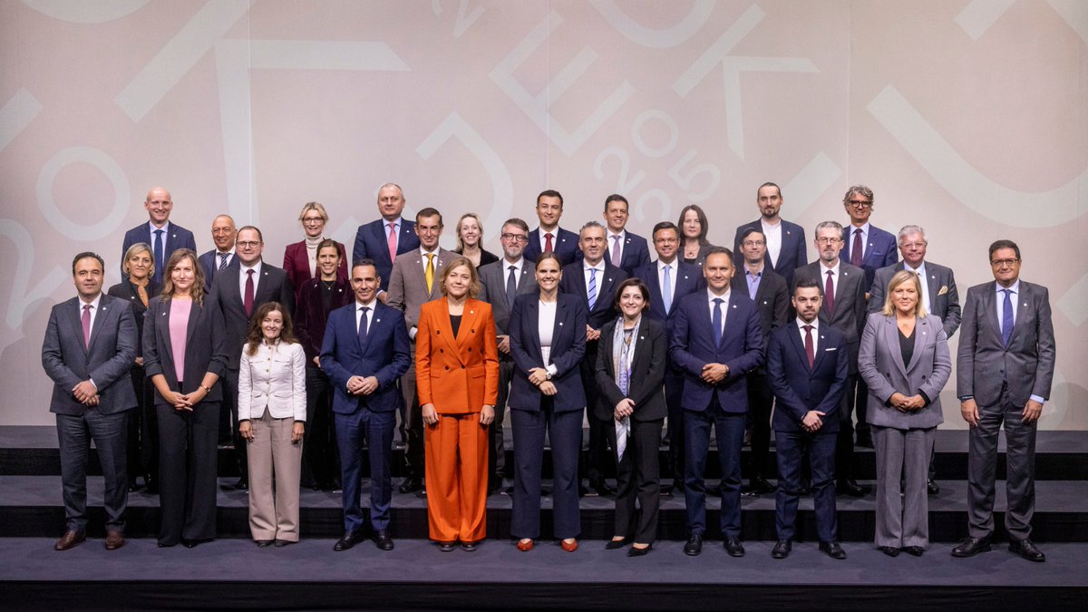 EU digital ministers have concluded two days of discussions on how to better protect minors online, where 27 European countries agreed on the ’The Jutland Declaration: Shaping a Safe Online World for Minors’.

👉 Read more here: danish-presidency.consilium.europa.eu/en/news/eu-min…