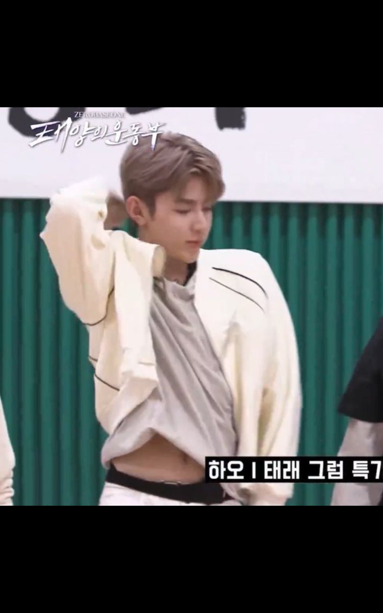 zerosieverse's tweet photo. I mean just look at his body 😩✨ https://t.co/HWSgEsvMk0