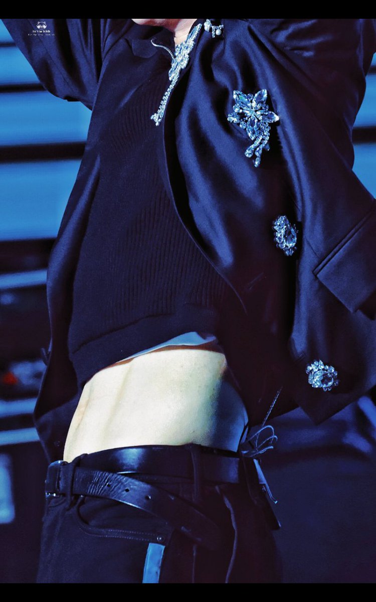 zerosieverse's tweet photo. I mean just look at his body 😩✨ https://t.co/HWSgEsvMk0