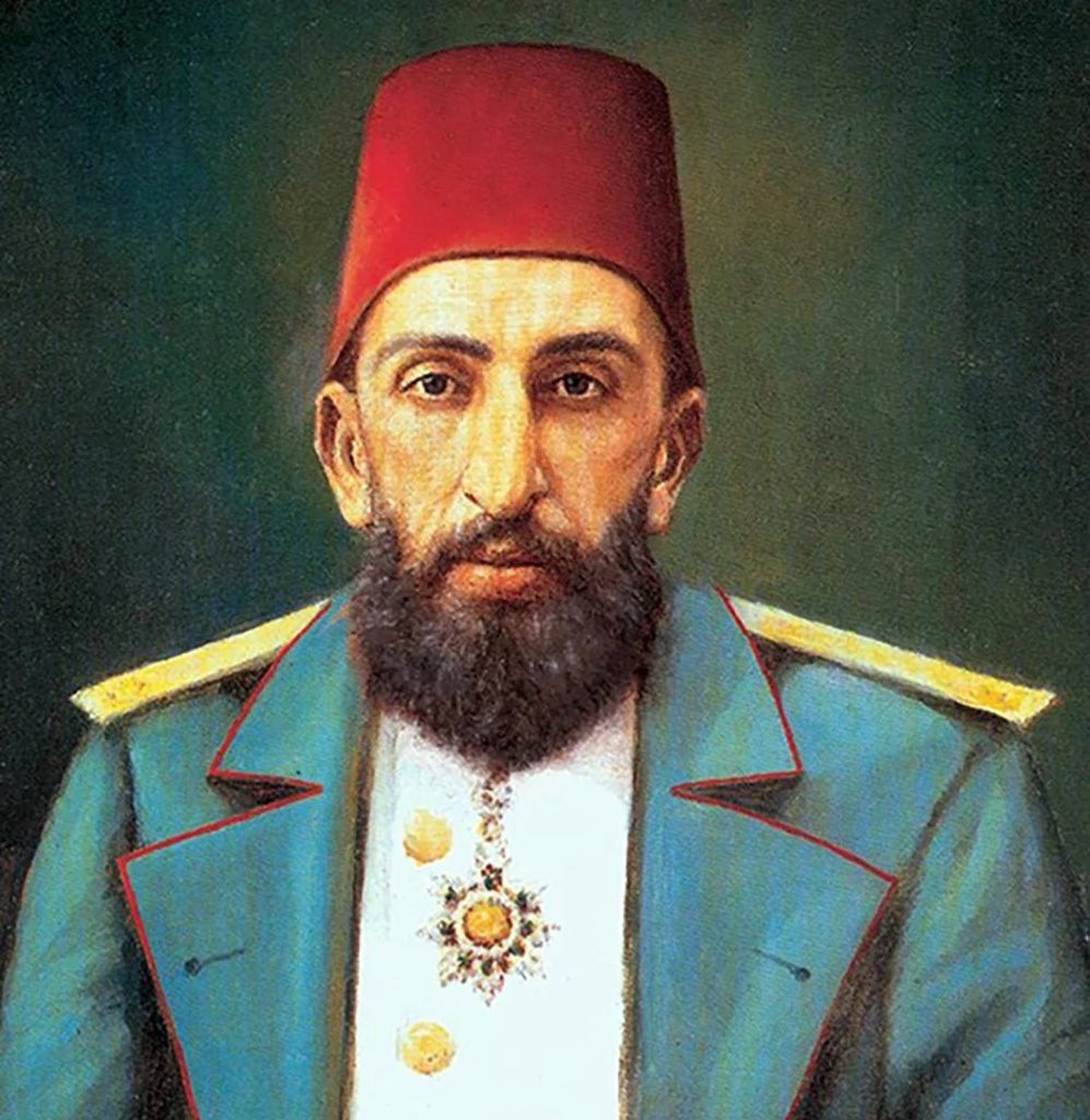 Sultanım, kalk da kara çarşafı bir daha yasakla.
Şeyhleri yine sürgün et, siyasal içerikli hutbeleri yeniden yasakla da, senin fotoğrafını duvara asan cahillerin aklı başına gelsin.