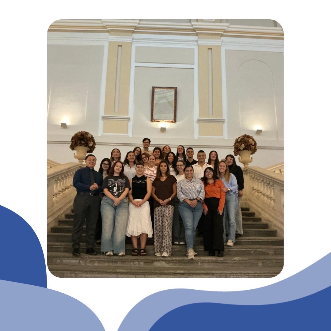 La Profa. Elena Crespo, titular de la Cátedra 𝐽𝑒𝑎𝑛 𝑀𝑜𝑛𝑛𝑒𝑡 (𝑅𝑒𝑖𝑛𝑓𝑜𝑟𝑐𝐸𝑈), con el alumnado de la XXII edición del Máster Universitario en Protección Internacional de los Derechos Humanos de la UAH. ¡Un lujo haber compartido esta semana con vosotros! 💙