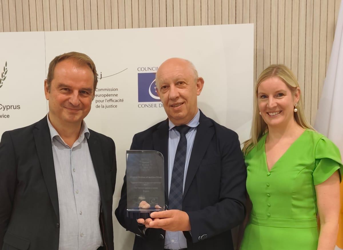 Hier soir, le Point d'appui en administration a reçu une mention honorable lors de la remise du prestigieux prix Balance de cristal 2025. 👏 Félicitations à toute l’équipe à l’initiative de ce beau projet ! En savoir plus: steunpuntbewindvoering.be