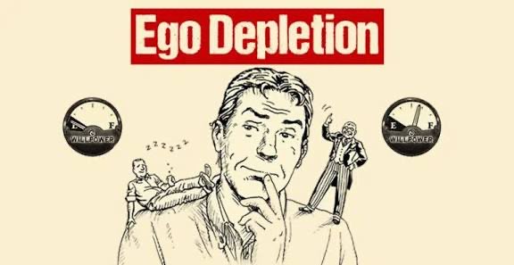 من النظريات التي جعلتني أعيد التفكير في معنى “القوة” هي نظرية الاستنزاف الذهني (Ego Depletion Theory) التي طرحها عالم النفس Roy Baumeister.

تقول هذه النظرية إن الإرادة ليست صفة، بل طاقة محدودة تُستهلك مع الوقت.

كل مرة نجبر أنفسنا على الصبر، نكتم كلمة، نتحكم بردّة فعل، نتحمّل
