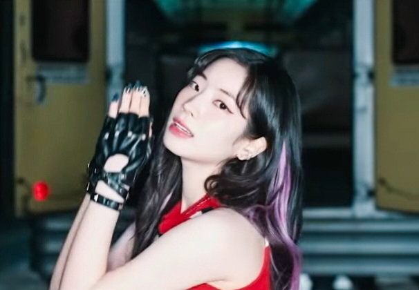 dahyunpopbase's tweet image. 2025 2015
Pink streaks Rainbow streaks