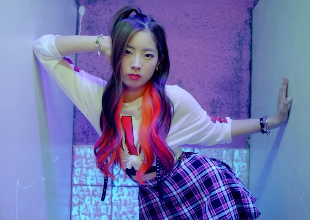dahyunpopbase's tweet image. 2025 2015
Pink streaks Rainbow streaks