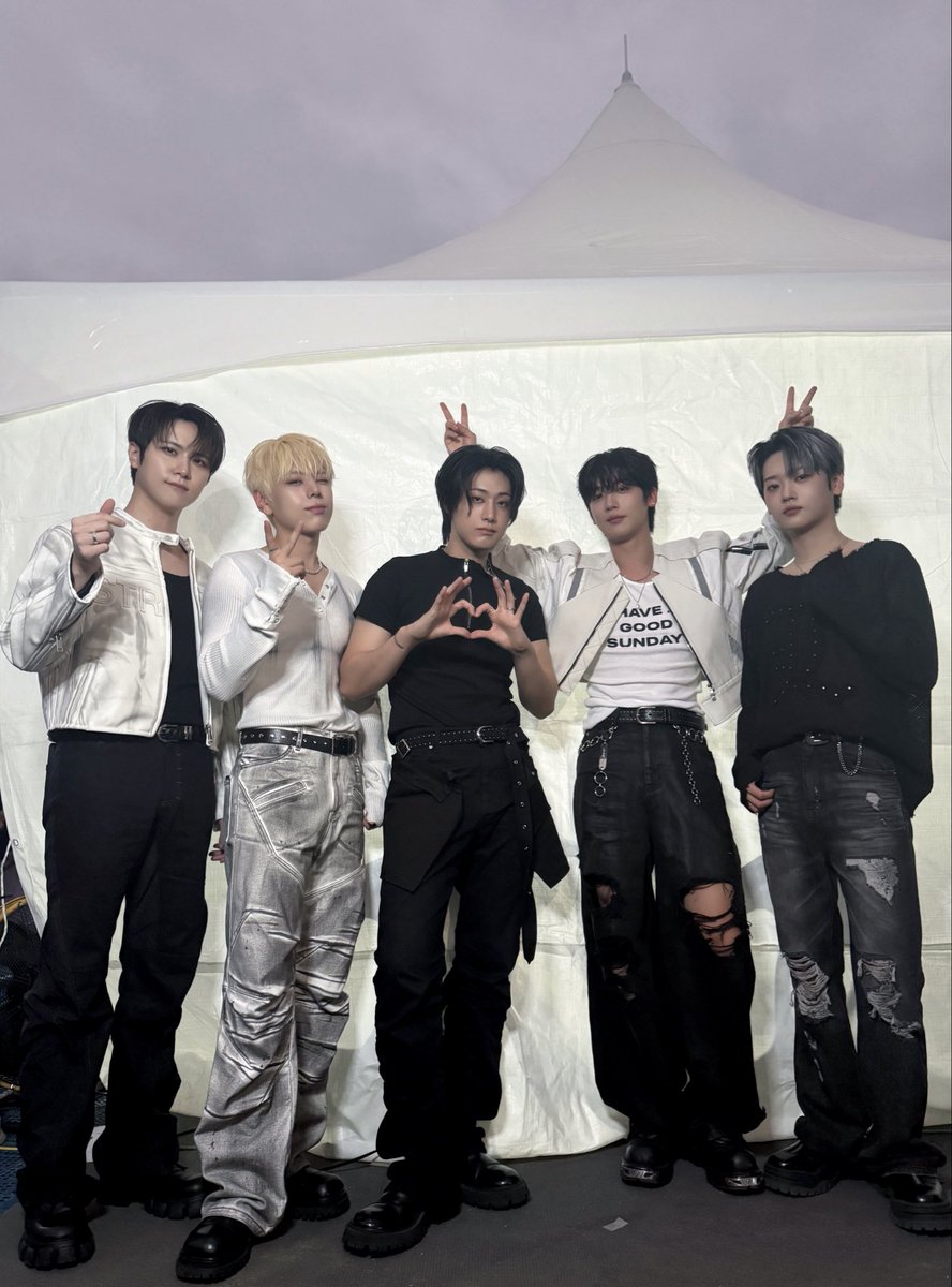 WEi__Official's tweet image. 잘생긴 애 옆에 잘생긴 애밖에 없는 짱아이 등장🌟
루아이의 함성 소리는 위아이를 춤추게 해🥺 한걸음에 찾아와 주시고 멀리서라도 응원해 주셔서 감사합니다🫶
조심히 돌아가시고 좋은 밤 되세요🌙

#위아이 #WEi