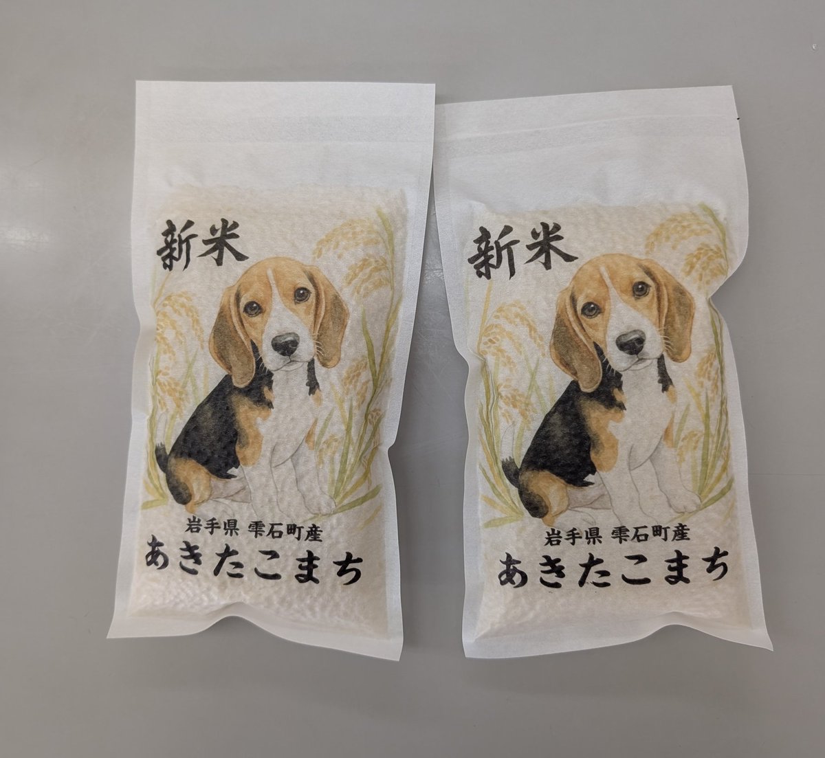 iwashizu2025's tweet photo. 先日ポストした同品種のお米の販売について- ̗̀📣

今回、愛犬「ふうた」をモデルとしたお米袋を作成しました🐕️
中身は、だっしゃ米と同じ2合入あきたこまちです。
数が限られますが、近々抽選販売を行いますので、ぜひご応募ください🙇

尚、本売上の一部を動物保護団体へ寄附させていただきます。 https://t.co/NzUoVrm58H