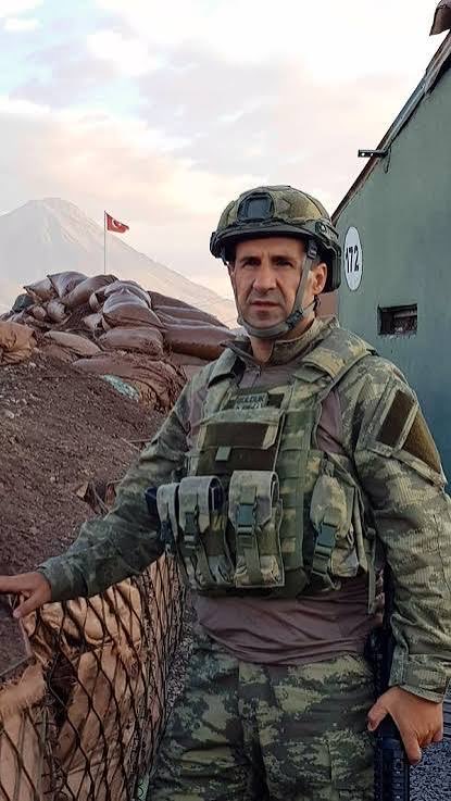 Orkun Özeller hakkında iddianame hazırlandı. Özeller’e “Halkı kin ve düşmanlığa alenen tahrik” ve “Zincirleme şekilde kamu görevlisine hakaret” suçlarından toplam 6 yıl 6 aya kadar hapis cezası istendi.
Türk’e Taraf Haber