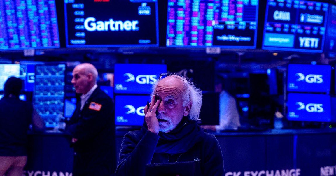 The Bank of England has warned of a potential AI bubble pop, with economies lifted up by lofty expectations not expected to be met. 

AI is not profitable, only benefits a tiny rich bubble, and we're burning the world for it - literally and figuratively:

futurism.com/artificial-int…