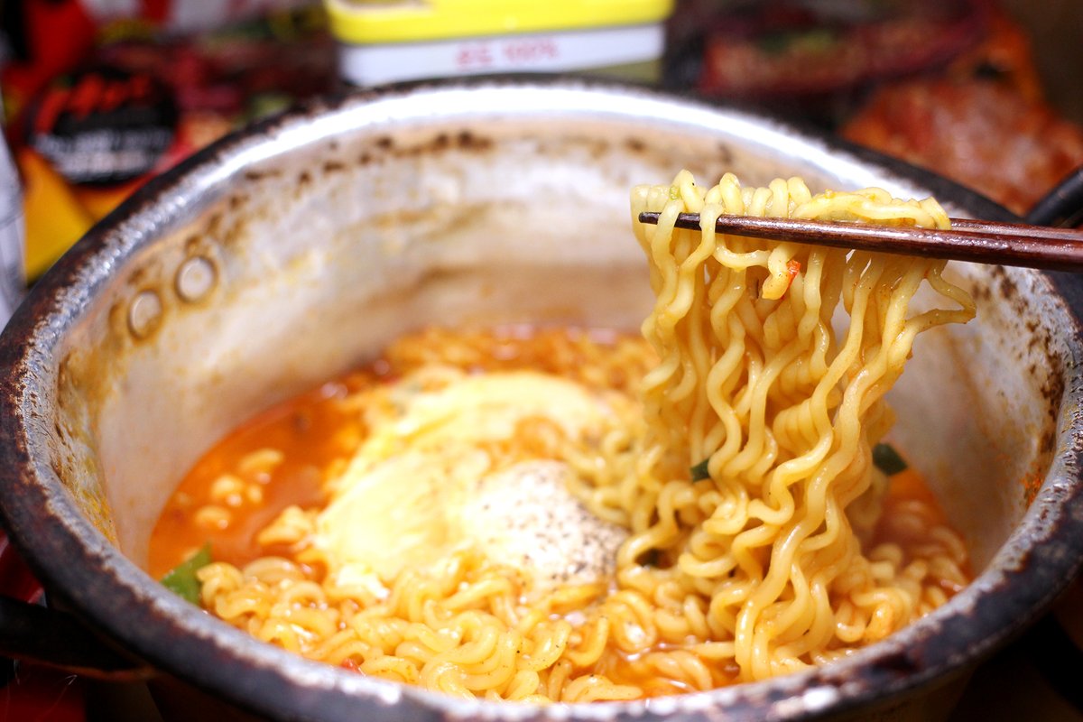 #제품제공 #RT이벤트
열라면이 더 매운맛으로다가 돌아왔다지요?
기름진 속 싸악 내려주는 얼큰칼칼한 맛,.
아주 맵디맵고어이쿠매운
더핫 열라면입니다..
요건 다른것 말구 봉다리 뒤 레시피 고대로에
후추만 탁 뿌려다 드셔보셔요..
리트윗해주신 8분께
오뚜기서 더핫 열라면을 보내드립니다 꾸벅^ ^