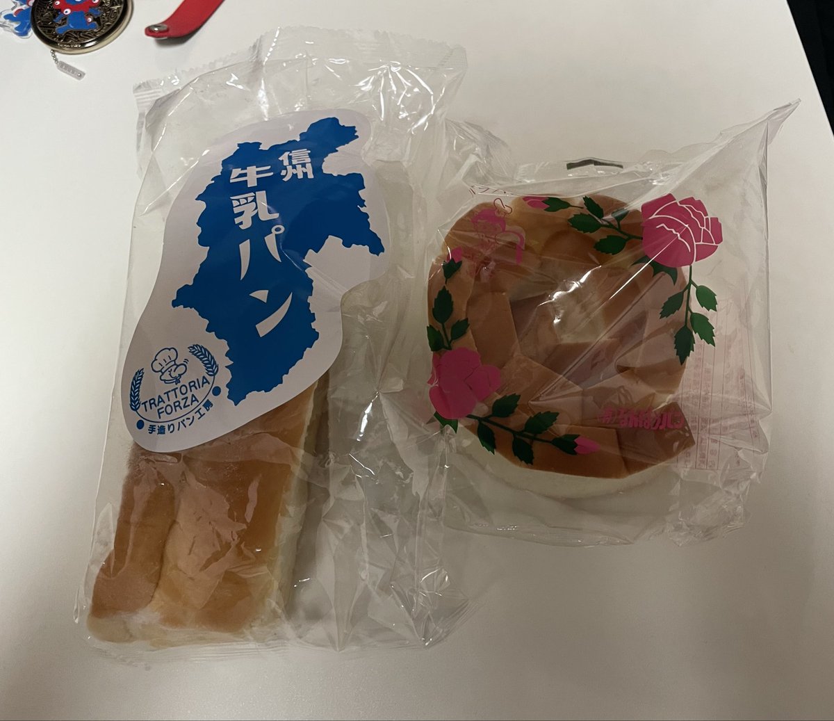 ｢ごほうびごはん｣ってマンガで咲ちゃんが大好きな長野の牛乳パンと鳥取のバラパン。
ご当地パンっていっぱい買っちゃいたくなるけど、賞味期限が短いからふたつでガマン😖