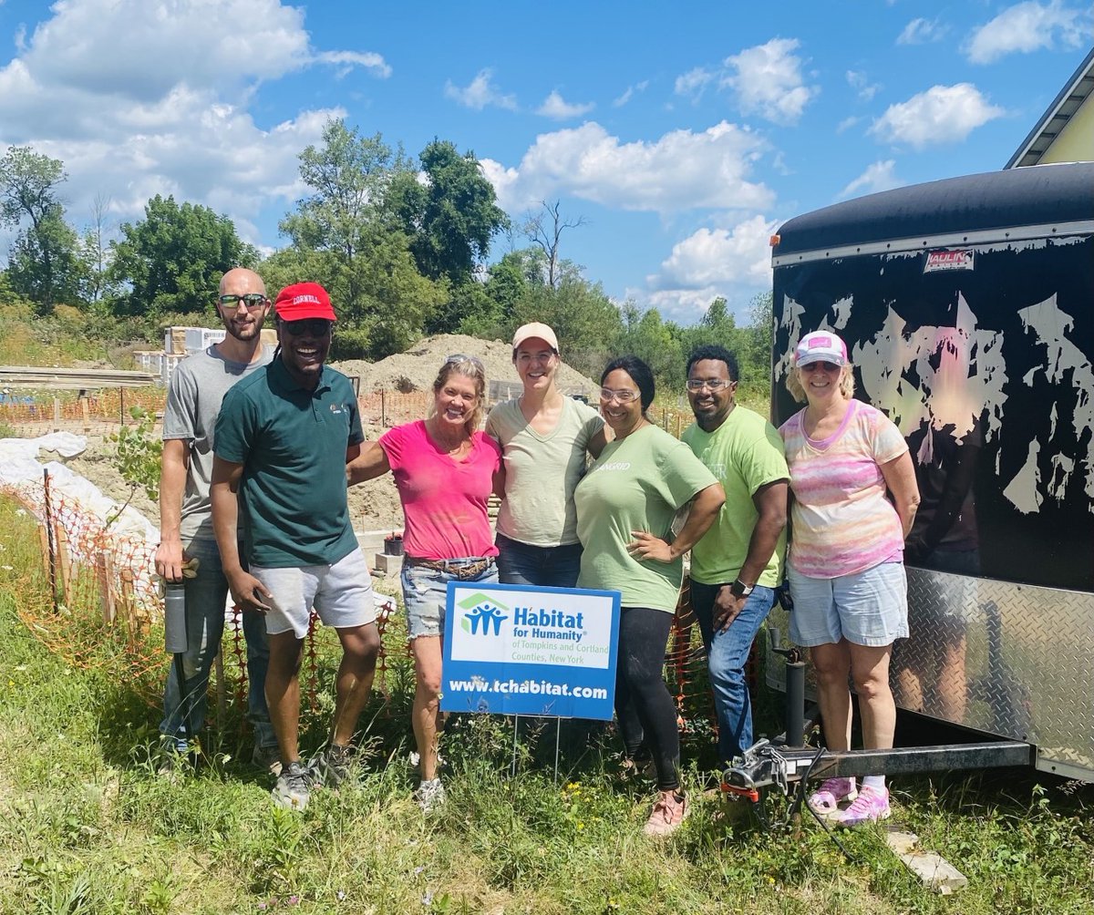 HabitatTC's tweet image. Teamwork looks good in hard hats👷‍♂️
Group volunteer days challenge your team to collaborate, communicate &amp;amp; cheer each other on!📣Come build community and connection with us: volunteer@tchabitat.com or tchabitat.com/get-involved/
#CorporateVolunteering #TeamBuilding #HabitatForHumanity