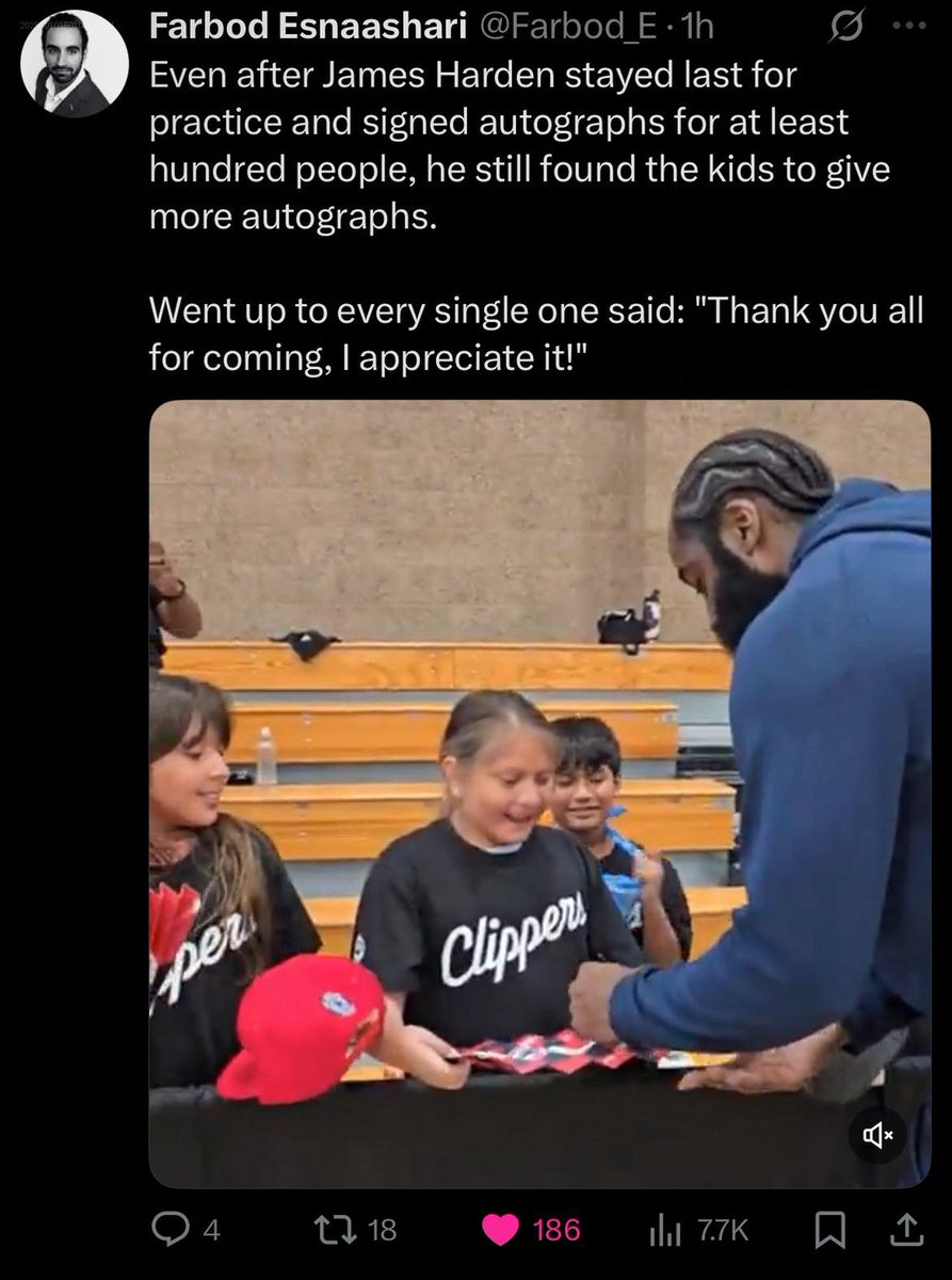 clippersWave's tweet image. Beard today - Last one at practice, still makes time for the people