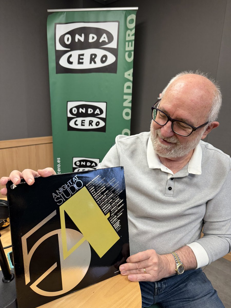 Hoy <a href="/DjJuanCampos/">juan campos riera</a> posa con la bandera de Estudio 54… Llega cada viernes con Inca Centro Auto, concesionario Opel, Citroën, Peugeot de Grupo Iceasa. Vamos con música para despedir el viernes en #MásdeunoMallorca.