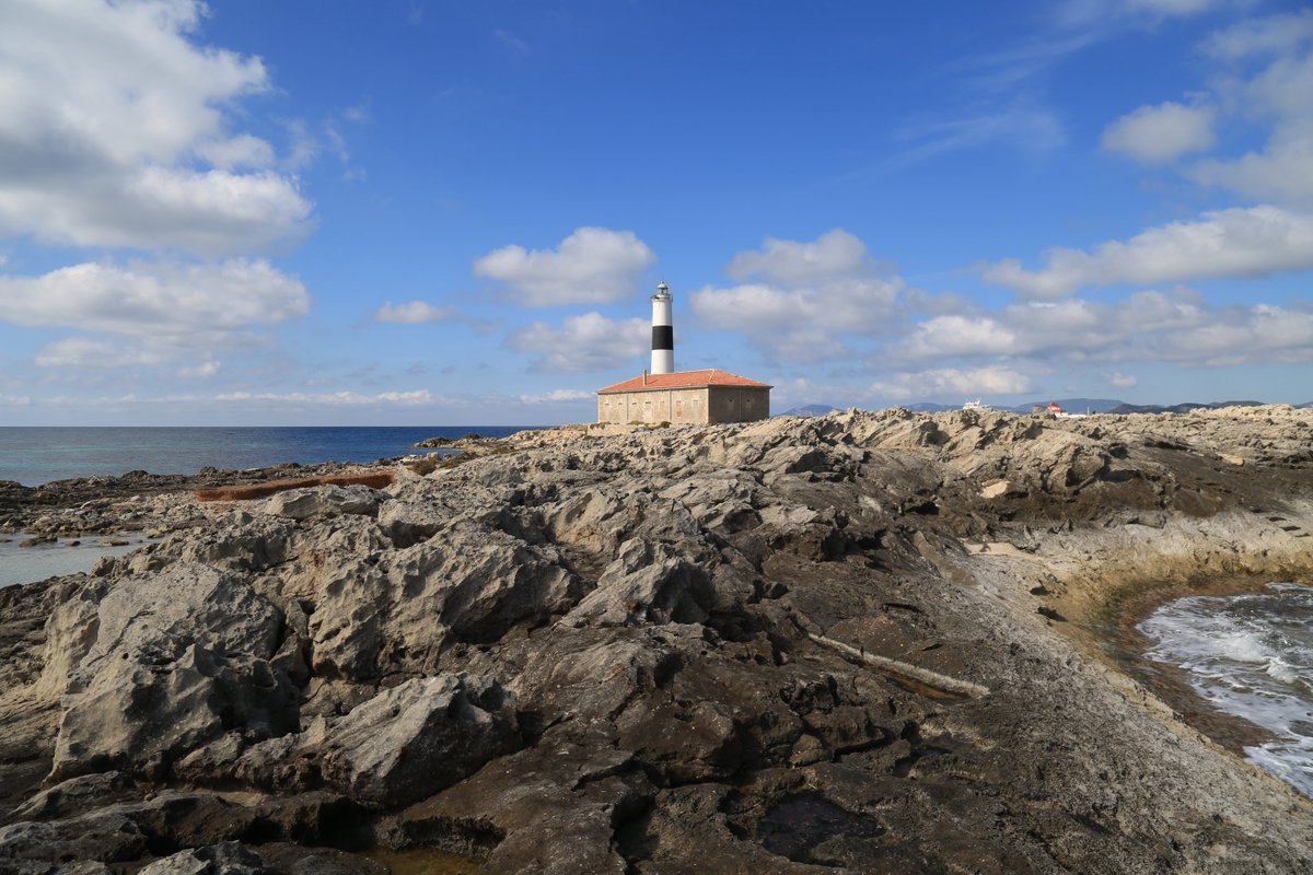 El Far den Pou, a l’Illa dels Porcs, va ser construït per guiar els vaixells entre #Eivissa i #Formentera. 

🔍 La seva proximitat al mar feia que les ones arribessin fins als habitatges dels torrers, així que es va crear una galeria subterrània per accedir de manera segura.