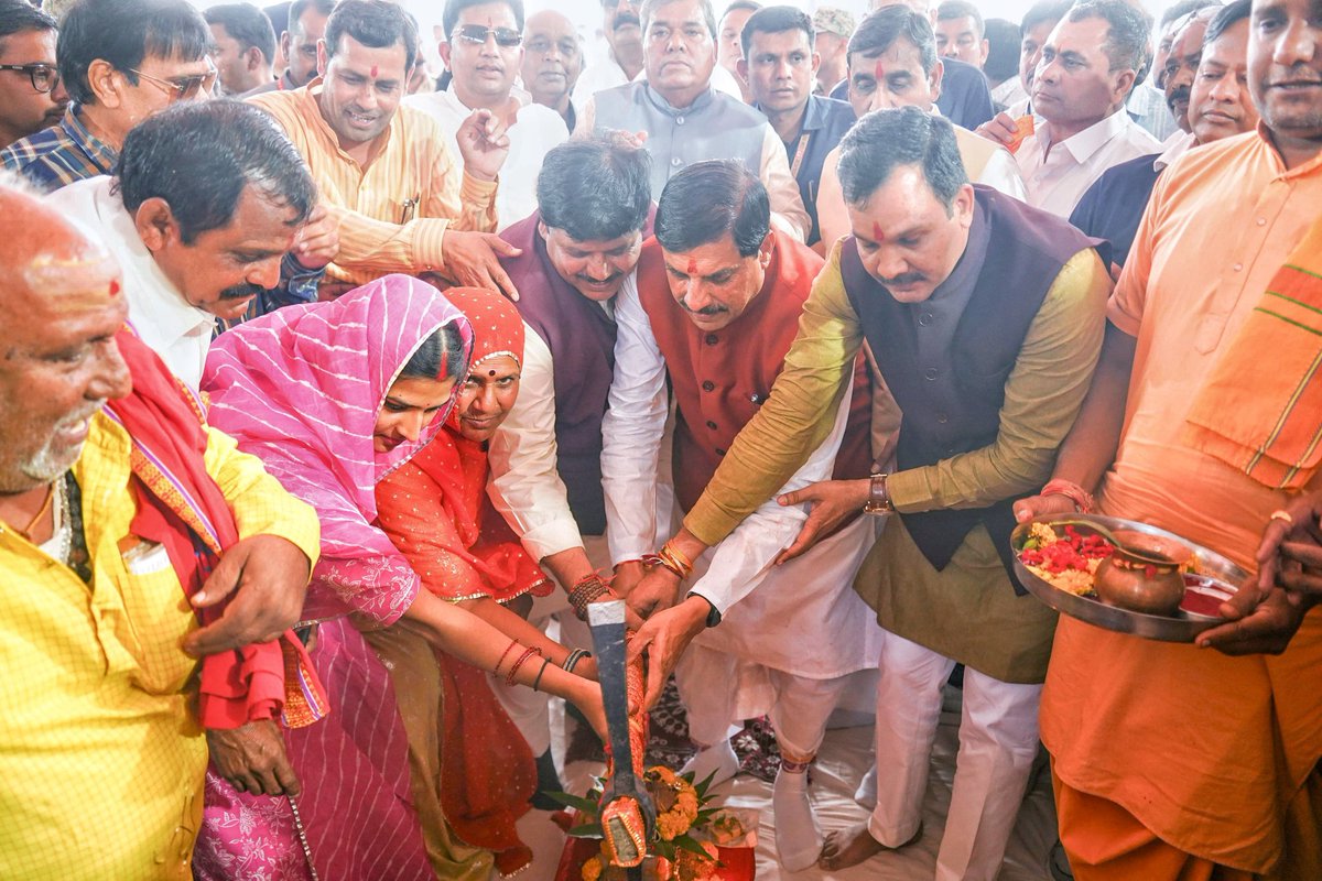 DrMohanYadav51's tweet photo. आज उन्हेल, उज्जैन में इंगोरिया-उन्हेल 2 लेन मार्ग के भूमिपूजन सहित ₹133 करोड़ से अधिक लागत के विकास कार्यों का लोकार्पण/भूमिपूजन किया।

उज्जैन और इंदौर मेट्रोपॉलिटन सिटी के रूप में विकसित हो रहे हैं, जिसका भरपूर लाभ तेजी से विकास की ओर अग्रसर उन्हेल को भी मिलने जा रहा है। https://t.co/tvt5CJw8LF