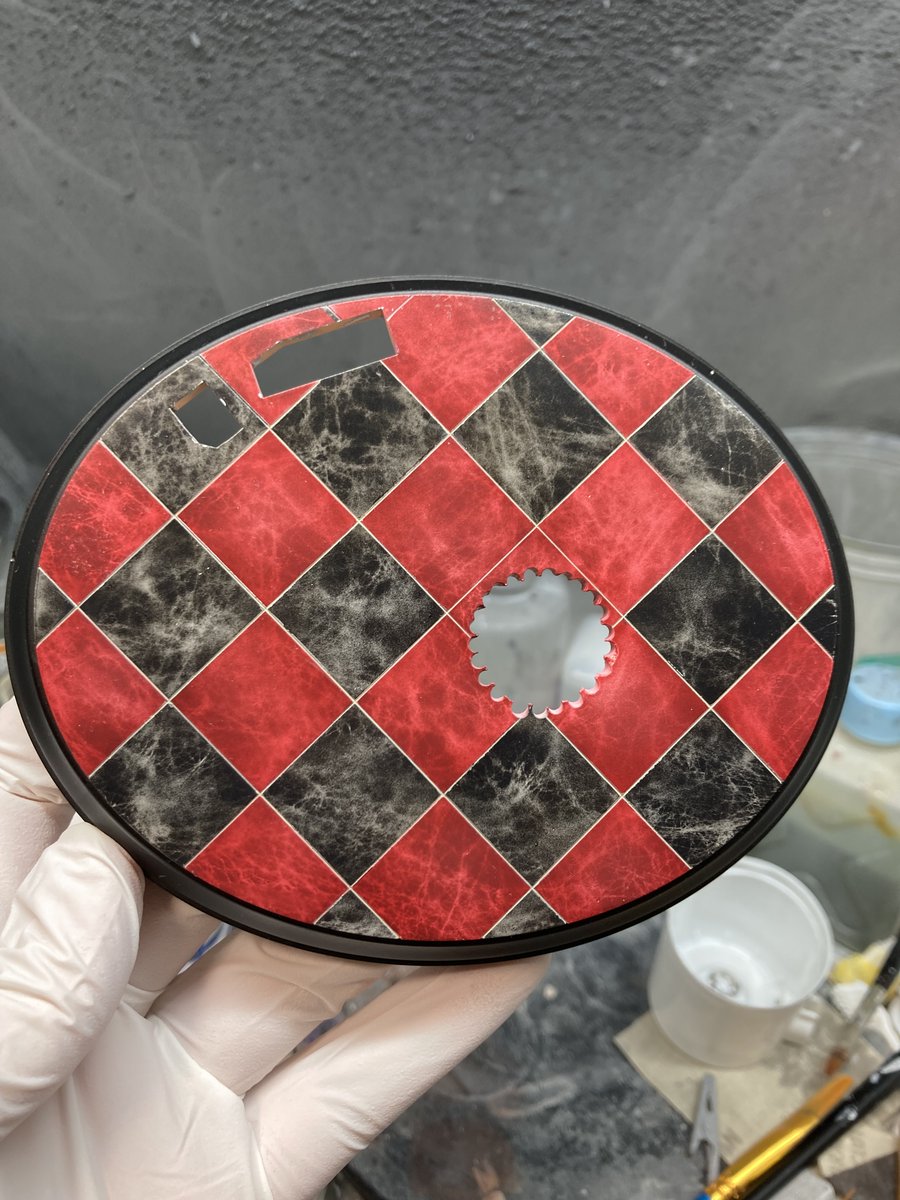 「Phantom」の台座。
真綿をマスキングに使って塗装したマーブル模様の上に、赤と黒を塗り分けています。
塗り分けてみたところ少し納得がいかず、結局マーブル模様からやり直しました。
そのため、最初の模様とは微妙に違う仕上がりに…笑