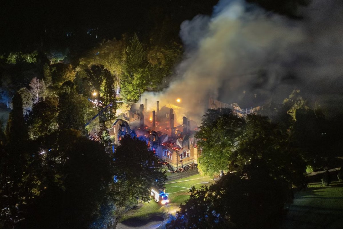 Markus_Krall's tweet image. Die terroristische Antifa hat sich selbst des Brandanschlags auf das Jagdschloss der Familie Thurn und &apos;Taxis bezichtigt. Unersetzliche Kulturgüter und Kunst wurden dabei unwiederbringlich zerstört. Ein ideeler Schaden für das ganze deutsche Volk. 
Nach aller Erfahrung dürfen wir…