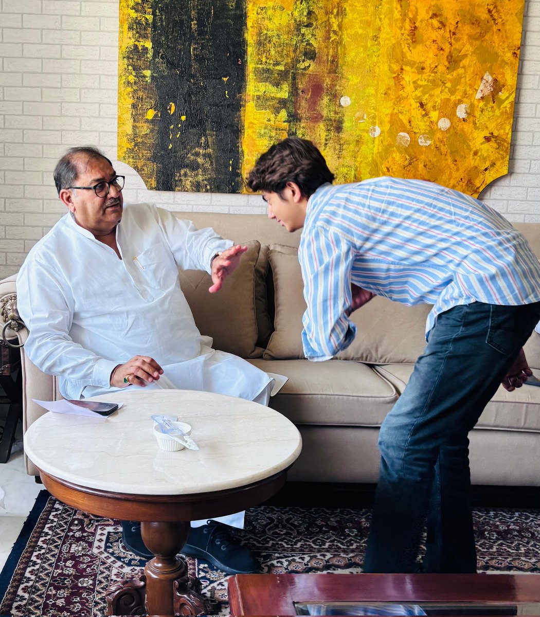 NeerajBuradehar's tweet photo. आज मेरे बेटे विपुल बूराडैहर ने गुरु जी चौधरी अभय सिंह चौटाला जी से गुरुग्राम उनके निवास पर आशीर्वाद लिया..चौधरी साहब ने बेटे विपुल से उसकी पढ़ाई को लेकर चर्चा की..!!❤️🙏
@AbhaySChautala https://t.co/bfVhdg7kmM