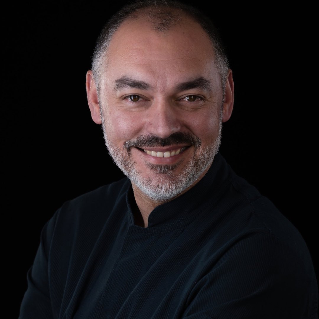 WineinAzores's tweet photo. 𝓡𝓮𝓷𝓪𝓽𝓸 𝓒𝓾𝓷𝓱𝓪 - Chef’s Court

O chef do Restaurante Ferrugem, eleito Restaurante do Ano em 2023 por uma das maiores revistas do setor em Portugal, chega ao Chef’s Court!

ℹ️ https://t.co/KqlsLUOc0y https://t.co/uH9oM2Adkn