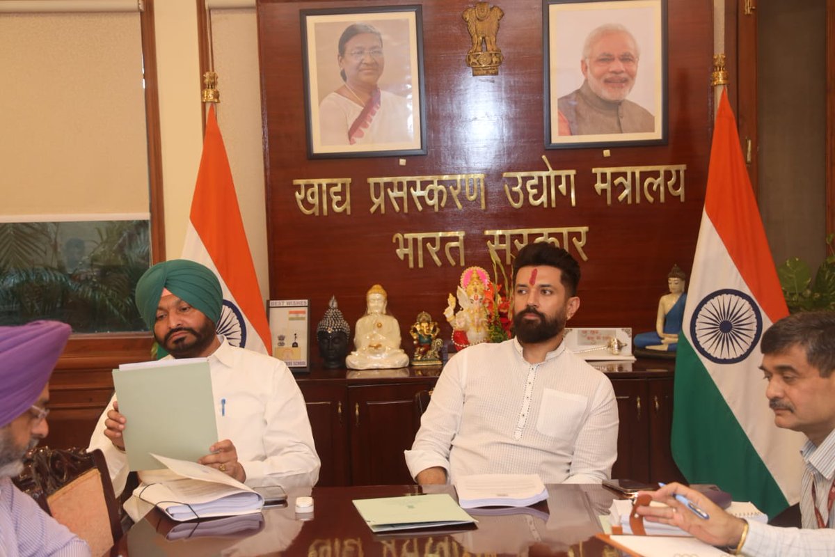 MOFPI_GOI's tweet photo. श्री @iChiragPaswan, केंद्रीय मंत्री और श्री @RavneetBittu, केंद्रीय राज्यमंत्री की सह अध्यक्षता में प्रोजेक्ट अनुमोदन समिति (#PAC) की बैठक आयोजित हुई। बैठक में #PMKSY की उप-योजना #CEFPPC के अंतर्गत फूड प्रोसेसिंग यूनिट्स की स्थापना एवं विस्तार पर विस्तृत चर्चा की गई। https://t.co/g0I6BEiEeH