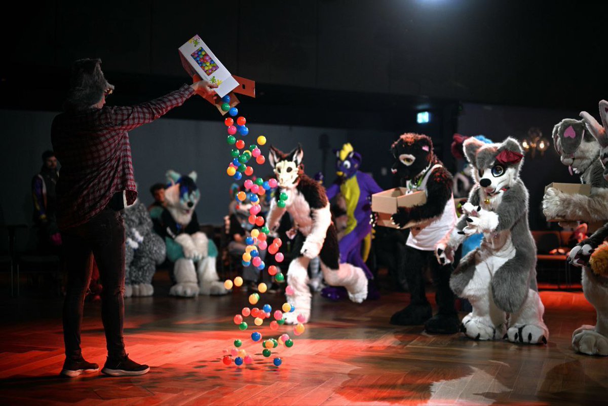 Wolfspawn1's tweet image. For this #FursuitFriday Coming at you live from #Furnavia 

Funny, we were basically in a record-breaking extratropical cyclone (Amy) that swooped over Norway just hours after these pictures were taken! 😅

📸Sorry, don't know who took the Ball picture xD
📸@Pusvei