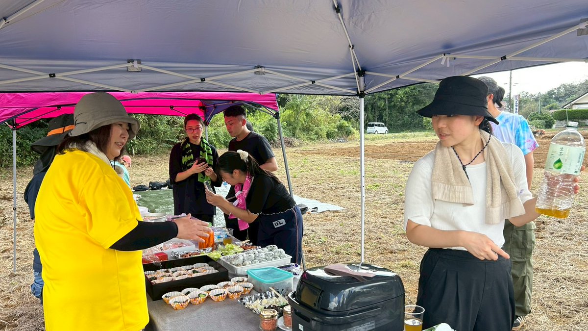 MAgribusiness's tweet photo. MABのダイソンです！
10/5茨城県稲敷市で開催された suolo e suono さん主催の四季農園体験に参加しました！
青空の下、参加者の方々と共に畝づくりやマルチシート張りを行いました！
畝づくりは体力のいる作業で���たが、みんなで声を掛け合いながら、元気な野菜が育つよう心を込めて取り組みました✨ https://t.co/8SsGdtpIHK