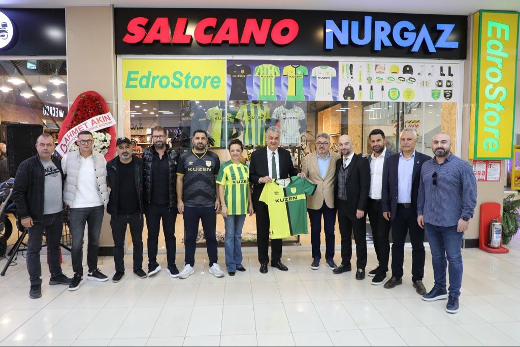 Başkanımız Serdar Akgül, önceki dönem ve Ana Sponsorumuz Ferhatoğlu Group Başkanı M. Agah Ferhatoğlu ve Başkan Yrd. Birol Kocacan, 1966 Edremitspor Kulübü’nün taraftar mağazası EdroStore’un açılışına katıldı.

Yeni mağazanın Edremitspor camiamıza hayırlı olmasını diliyoruz. 💚💛