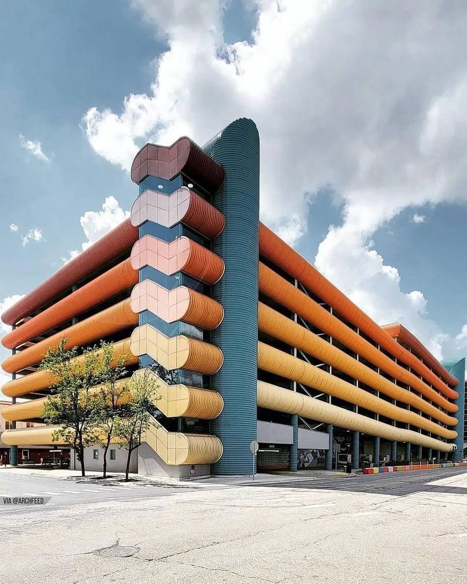 arcpresentation's tweet image. The Division Street Garage, known by locals as the “Habitrail,” or the “ Hamster Cage,” is a colorful 1989 parking lot in downtown East Lansing, Michigan.
Designed by @work.ac @j.mayer.h @nicolas_buffe