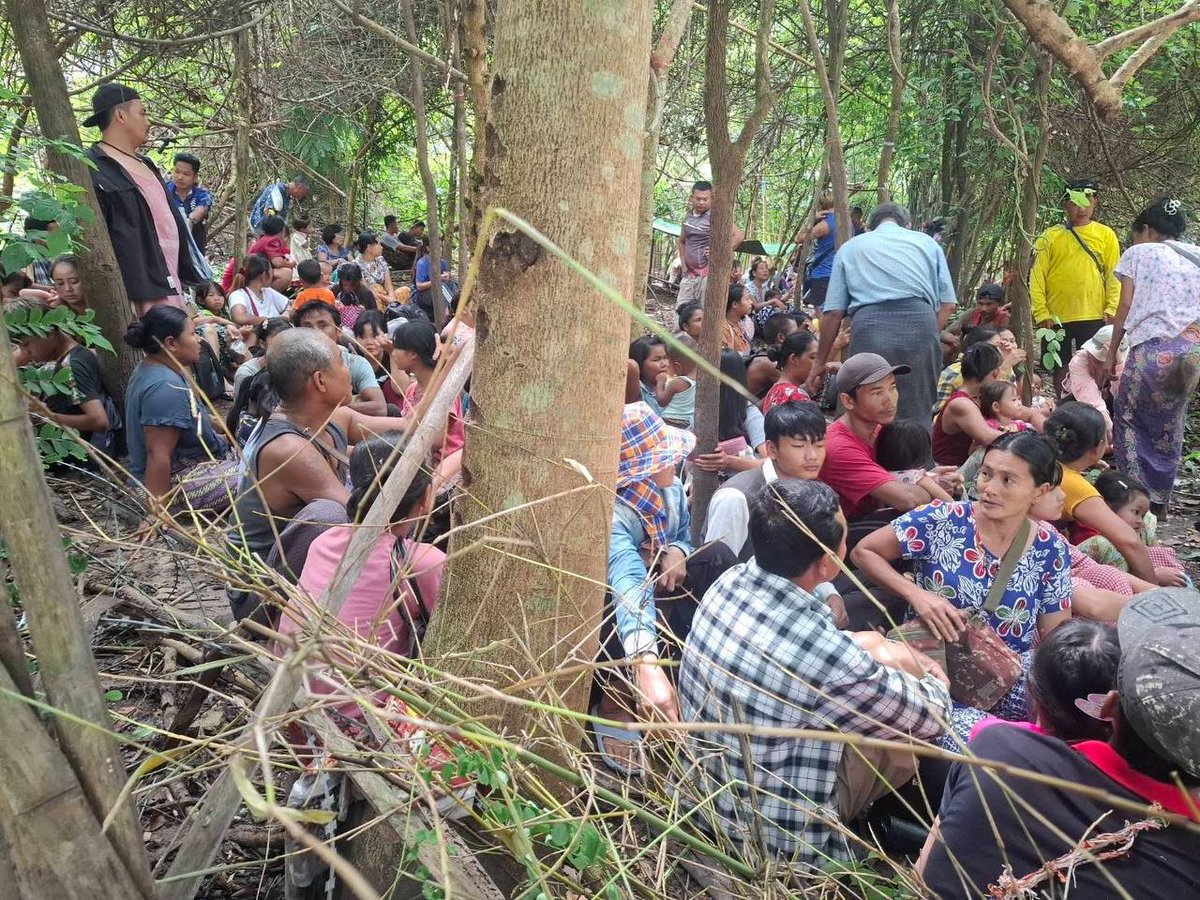 CDM_SayarAung's tweet image. At least 10 people were injured when a terrorist military #airstrike bombed Taku Village in Tanintharyi Township and Htee Khe Sha in Dawei Township, Tanintharyi Region.
#MyanmarMilitaryTerrorists
#WhatsHappeningInMyanmar