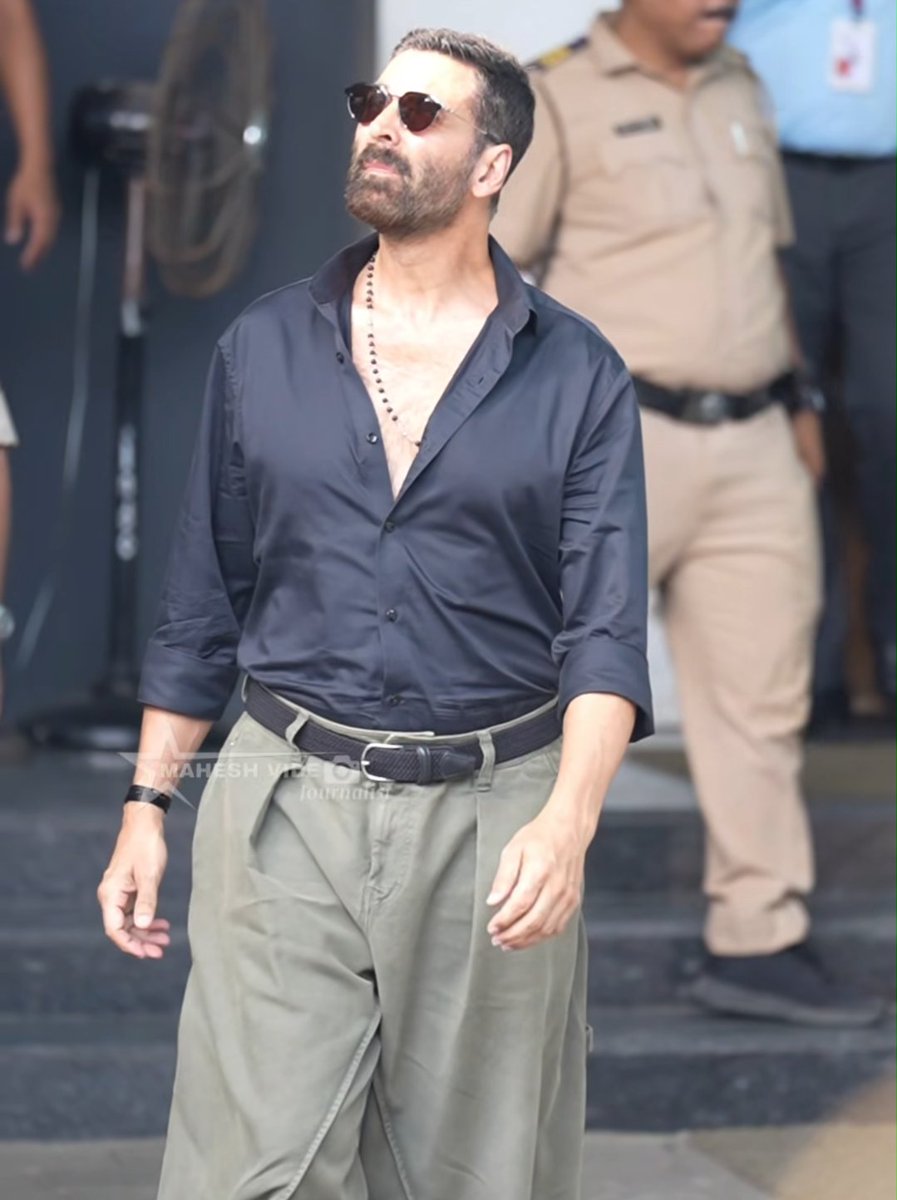 RomanEmpireShi1's tweet image. #AkshayKumar𓃵 

This dress 😎🙌❤️‍🔥