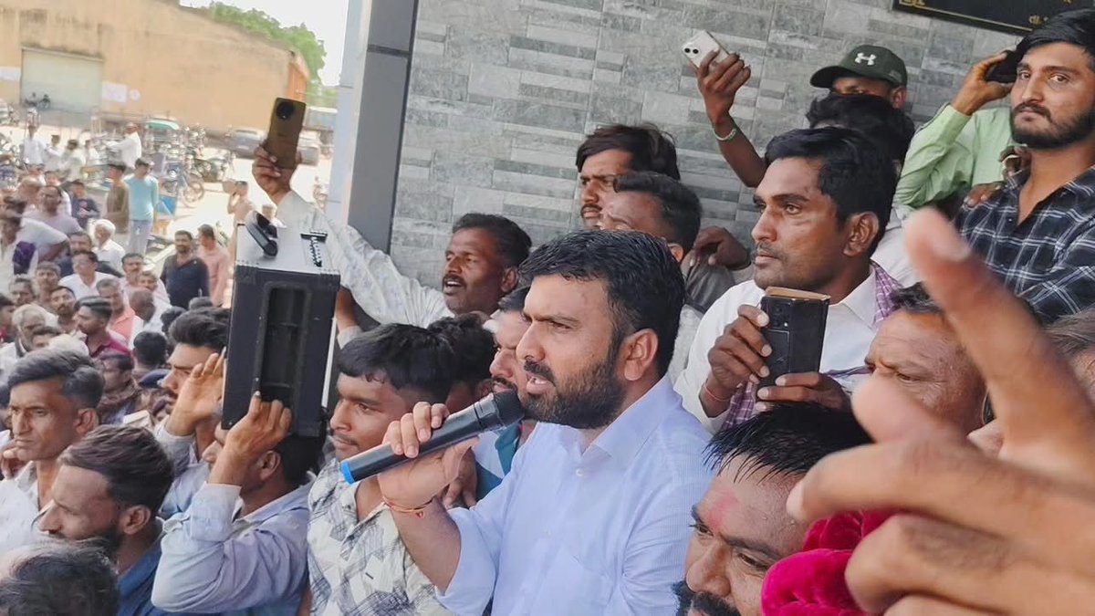 गुजरात के मार्केटिंग यार्ड आज किसानों के शोषण के अड्डे बन गए हैं।

भाजपा नेताओं ने यार्डों पर कब्ज़ा कर लिया है और किसानों को उनकी मेहनत की सही कीमत मिलने से वंचित रखा जा रहा है। यही है भाजपा की किसान-विरोधी नीतियों की असलियत।

बोटाद यार्ड में कपास किसानों के साथ हो रहे अन्याय के